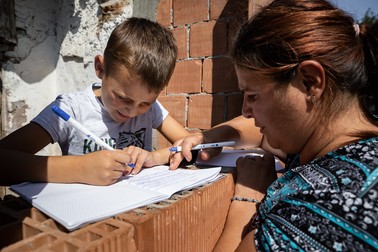 Elena urmăreşte cum Eugen îşi face primele teme ca elev