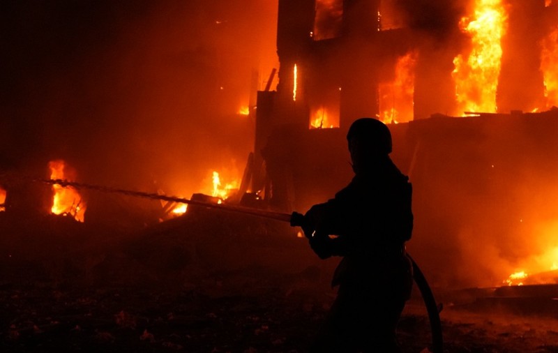 Un pompier care încearcă să stingă un incendiu în Kiev, după atacurile cu drone ale Rusiei. Sursa foto: Profimedia Images