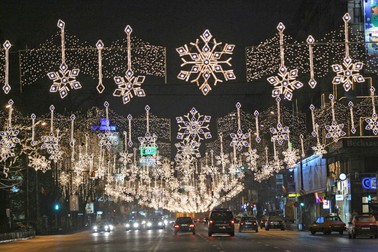 Luminițele de Crăciun pe bulevardul Magheru