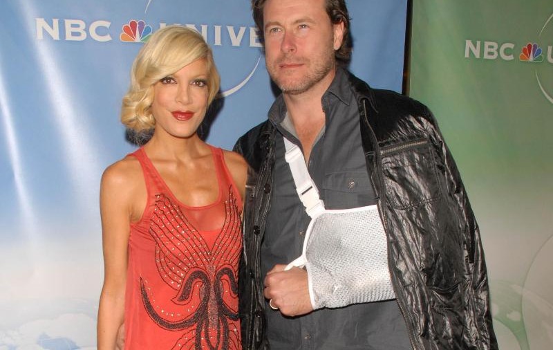Tori Spelling şi soţul său le arată copiilor poze cu ei goi