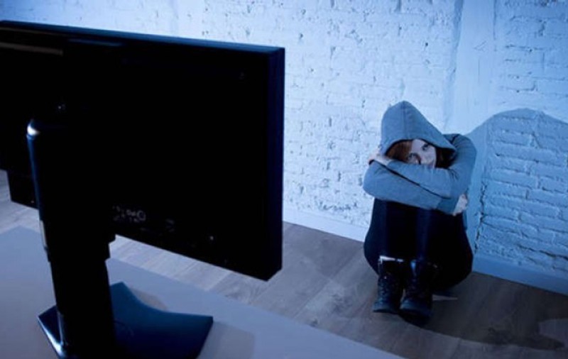 Copilă de 10 ani, șantajată de un obsedat sexual. Autorul a fost arestat pentru pornografie infantilă