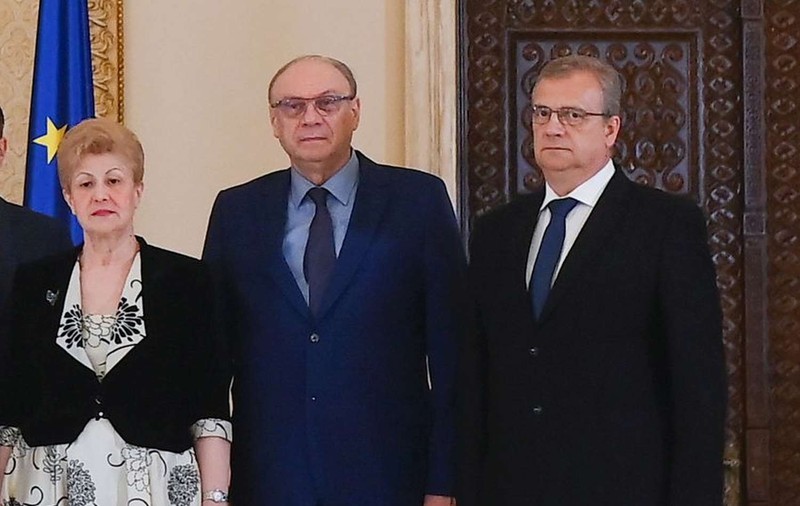 Trei judecători ai CCR, decorați de Klaus Iohannis la două luni după anularea alegerilor prezidențiale