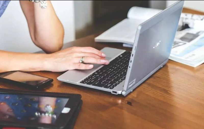Cum să te ferești de capcanele reclamelor pe internet: publicitate înșelătoare