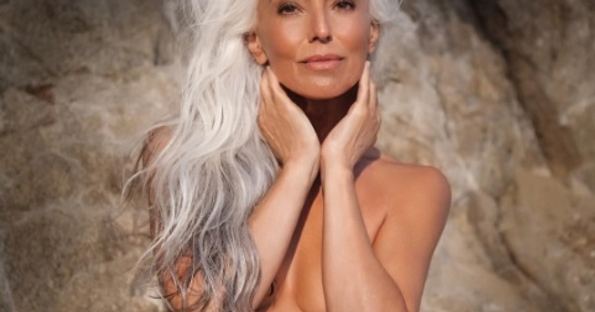 Yazemeenah Rossi pozează aproape goală la o ședință foto pentru articole de plajă