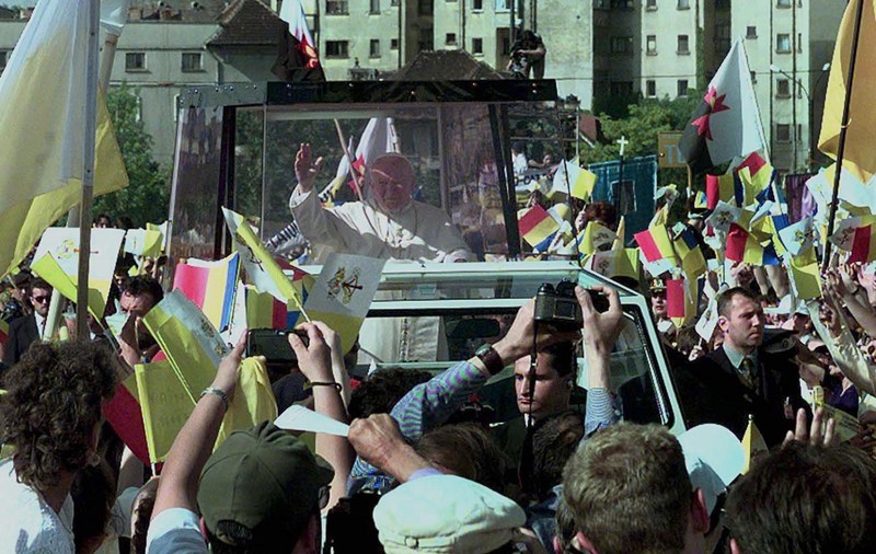 GALERIE FOTO - 1999 - Papa Ioan Paul al II-lea a vizitat România, fiind primul suveran pontif care a mers într-o țară majoritar ortodoxă de la Marea Schismă din 1054