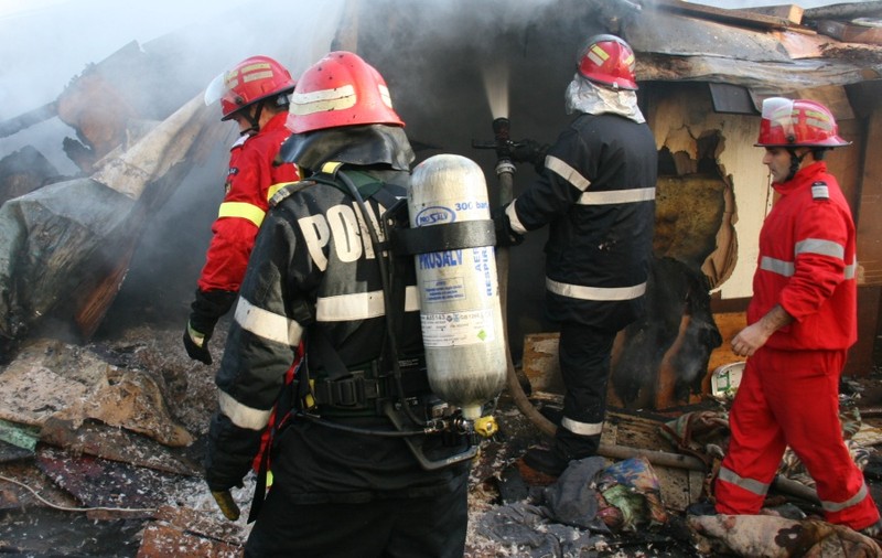 Incendiu la un adăpost din Sibiu. O persoană a fost găsită carbonizată/VIDEO