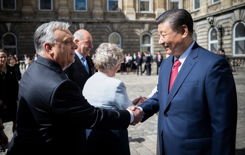 Xi Jinping, primit de Viktor Orban. Liderul chinez laudă relațiile sino-ungare: „O croazieră de aur”