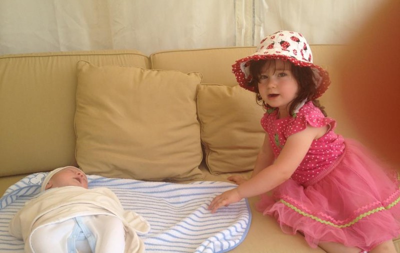 ADORABIL! Fetiţa lui Zenga are grijă de bebeluşul familiei | FOTO