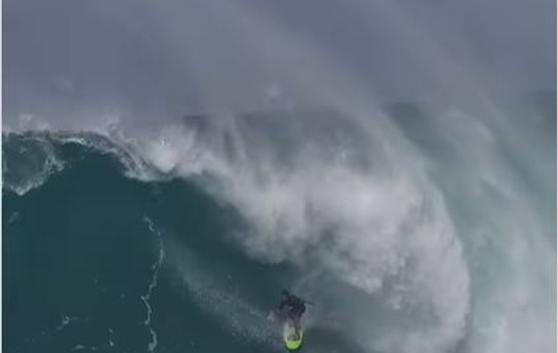 Un surfer a fost înghițit de valuri lângă Hawaii. Momentul, filmat de un turist | Video