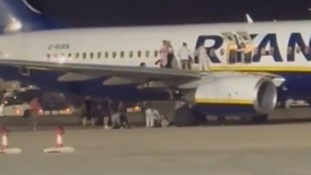 Evacuare de urgență după izucnirea unui incendiu la un avion Ryanair pe Aeroportul din Palma de Mallorca Captură X @Telegraph