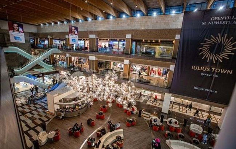 Un bărbat de 63 de ani a murit după ce a căzut de pe scările rulante de la etajul al doilea al unui mall din Timișoara