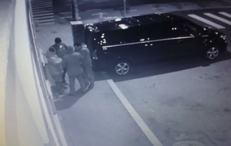 VIDEO/ Falși polițiști au înșelat turiști străini, prin metoda ”Maradona”, lângă hotelurile de lux din centrul Capitalei