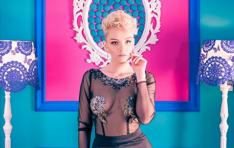 Maria Constantin, prima imagine de la filmarea noului videoclip. Artista a purtat o rochie creație proprie