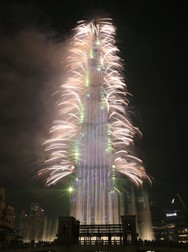 epa07255831 Fireworks illuminate the sky around Burj Khalifa, the tallest building in the world, during New Year's 2019 celebrations in the Gulf emirate of Dubai, United Arab Emirates, 01 January 2019. EPA-EFE/ALI HAIDER
