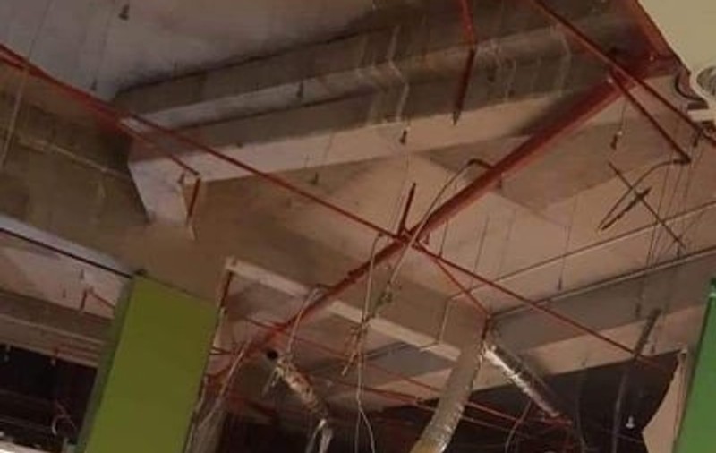 Tavanul unui mall din Arad s-a prăbușit, în timpul unor reparații. Inginer: „A cedat din cauza trepidațiilor”