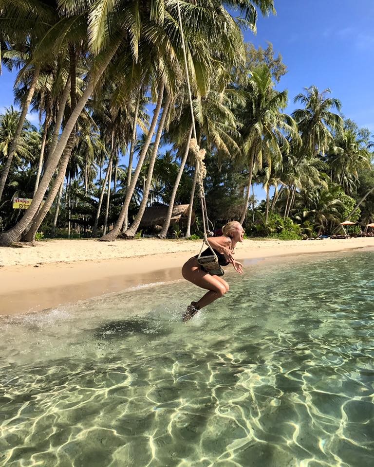 Delia s-a dat în spectacol în Thailanda. "De ce învârți cuțitul?"