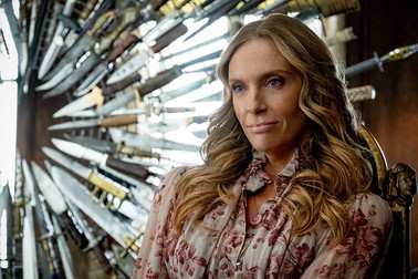 Toni Collette o interpretează pe nora victimei / Foto: MRC II Distribution Company L.P.