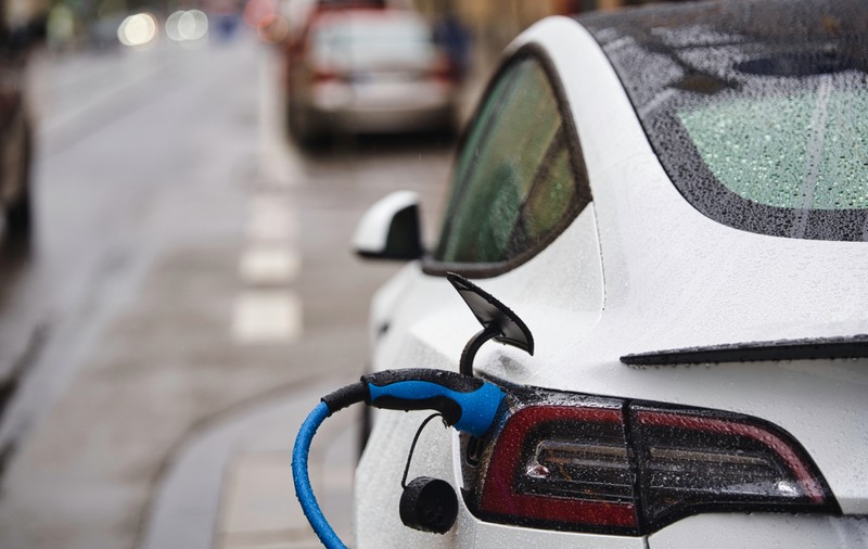 Benzina și dieselul pierd teren în România. Mașinile electrice au ajuns la 65%. Schimbare majoră pe piața auto din România în primul trimestru