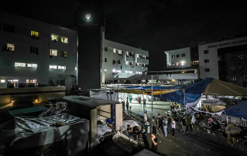 „Nu putem îngropa cadavrele, mirosul e dincolo de orice imaginație”. Oamenii refugiați în spitalul Al-Shifa din Gaza descriu condițiile insuportabile