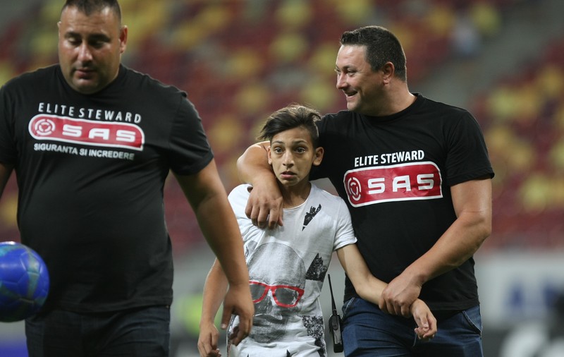 Dar cu puștiul ce-ați avut?! Și forțele de ordine au fost ”nervoase” pe Arena Națională: au evacuat, cu zâmbetul pe buze, un copil