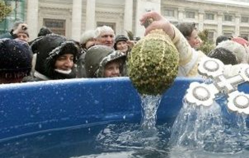 Un preot bolnav de COVID a mers cu Boboteaza într-un sat din Cluj. „Se verifică la câte persoane și la cine a fost”