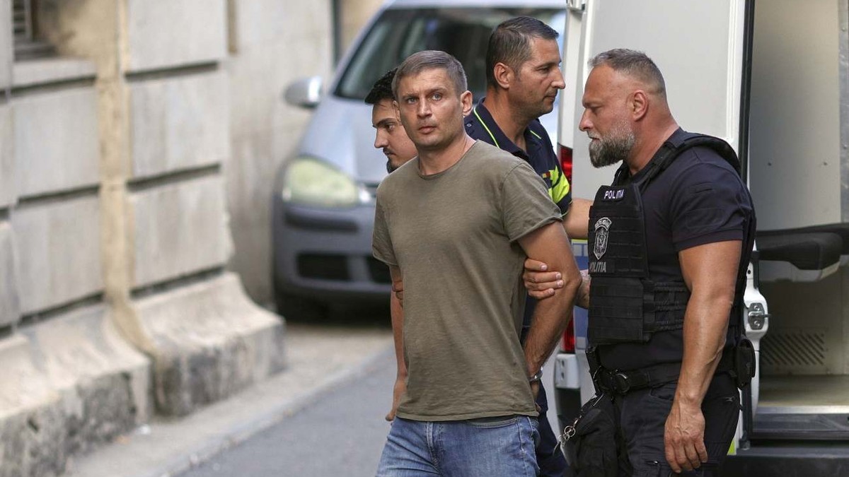 Barbatul acuzat si retinut pentru spionaj in favoarea Rusiei, Ivan Kutsenko, este escortat in sediul Curtii de Apel Bucuresti, in Bucuresti, 8 septembrie 2026. Inquam Photos / Octav Ganea