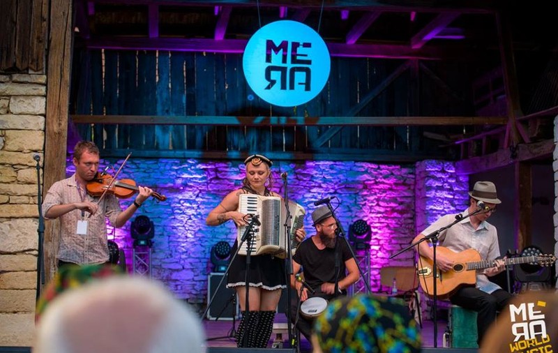 Seri de dans în șură și concerte, la Mera World Music Festival
