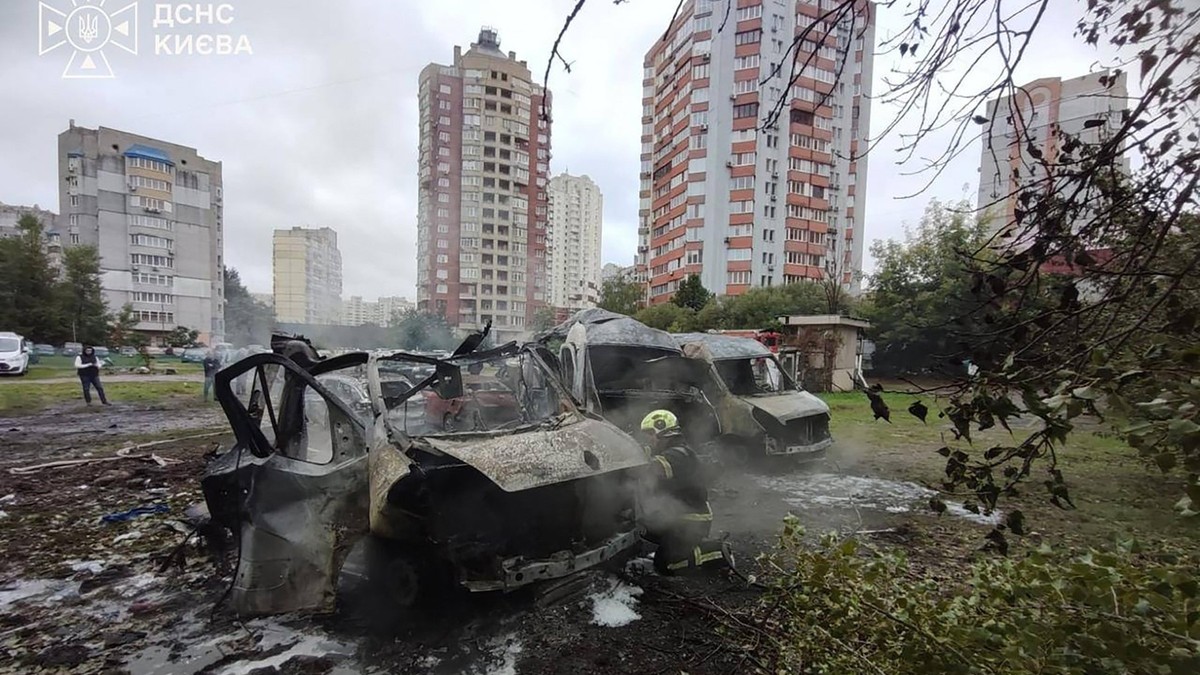 Kiev. Mașini incendiate după ce au fost lovite de drone rusești Sursa foto: Profimedia