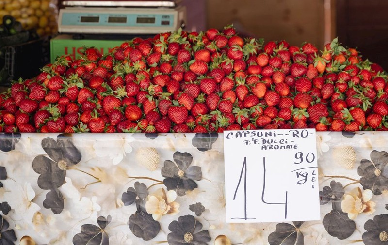 Cât costă un kilogram de căpșuni în Piața Amzei din București vs Obor. Diferența dintre ele este de peste două ori mai mare