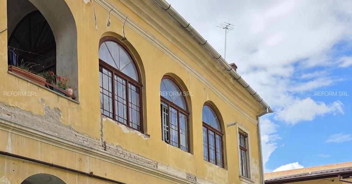 Fațada galbenă a Palatului Teleki din Cluj
