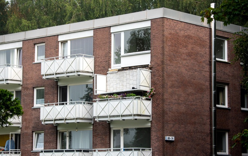 Șase oameni au căzut cu balconul, de la etajul al treilea al unui bloc din Hamburg | VIDEO