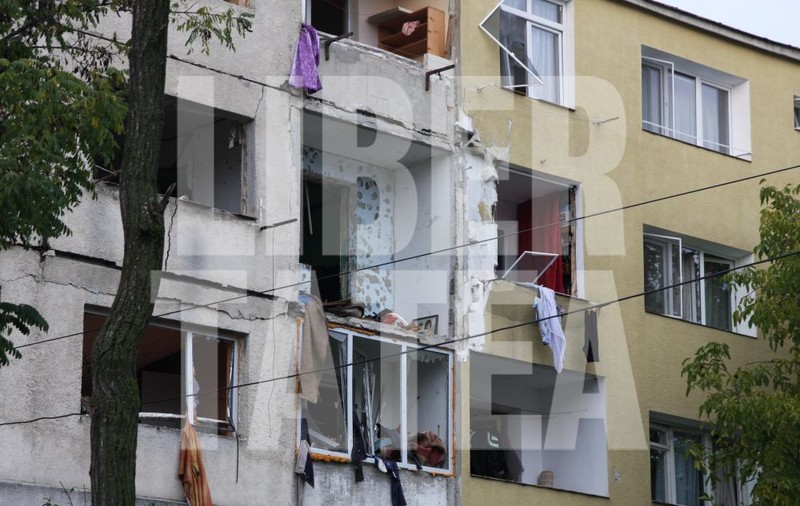 UPDATE | Explozie în Bistrița, într-un bloc de locuințe. 9 persoane au ajuns la spital, 100 de locatari evacuați | VIDEO