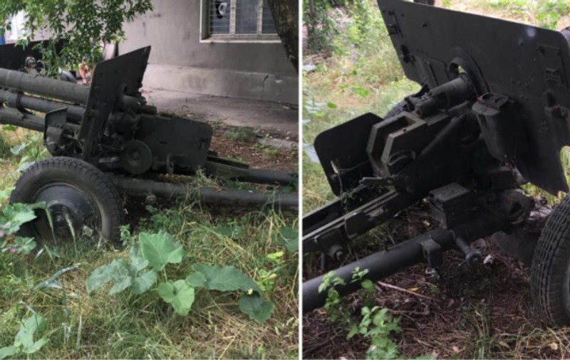 Primarul Ciucu a descoperit că are două tunuri în sectorul său și îi întreabă pe oameni ce să facă cu ele