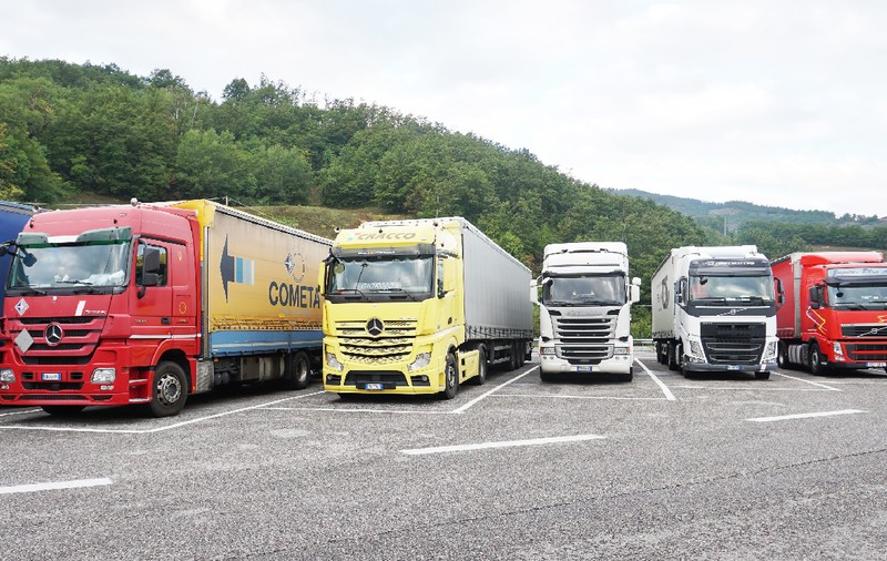 Șoferii de TIR opresc lucrul între 20 și 25 aprilie, din cauza scumpirii motorinei, în Italia. Blocajul național va începe luni, la ora 0.00