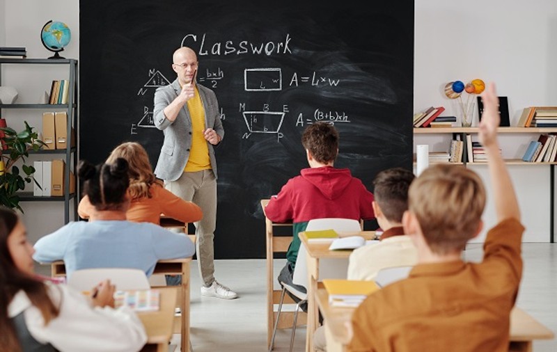 Studiu: tonul vocii profesorilor poate avea efecte negative asupra dezvoltării copilului