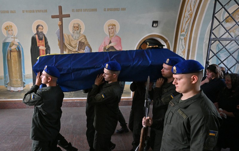 Ucraina și Rusia mențin contactul și fac schimb de prizonieri și de cadavre: „Lunar, dube frigorifice merg la graniță pentru a descărca și reîncărca”