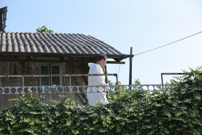 Criminaliștii cercetează fiecare zonă din curtea și locuința lui Gheorghe Dincă (Foto Vlad Chirea / Libertatea)