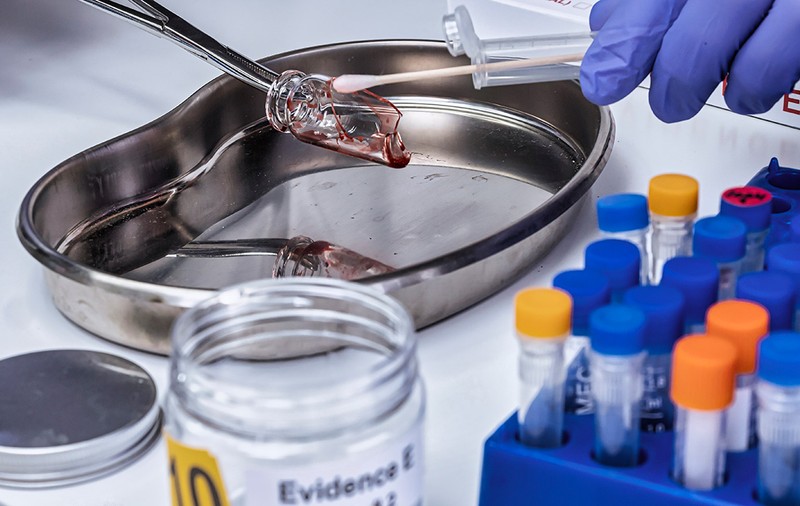 Criminal găsit după 45 de ani datorită unei sticle de sos din gunoi, în SUA