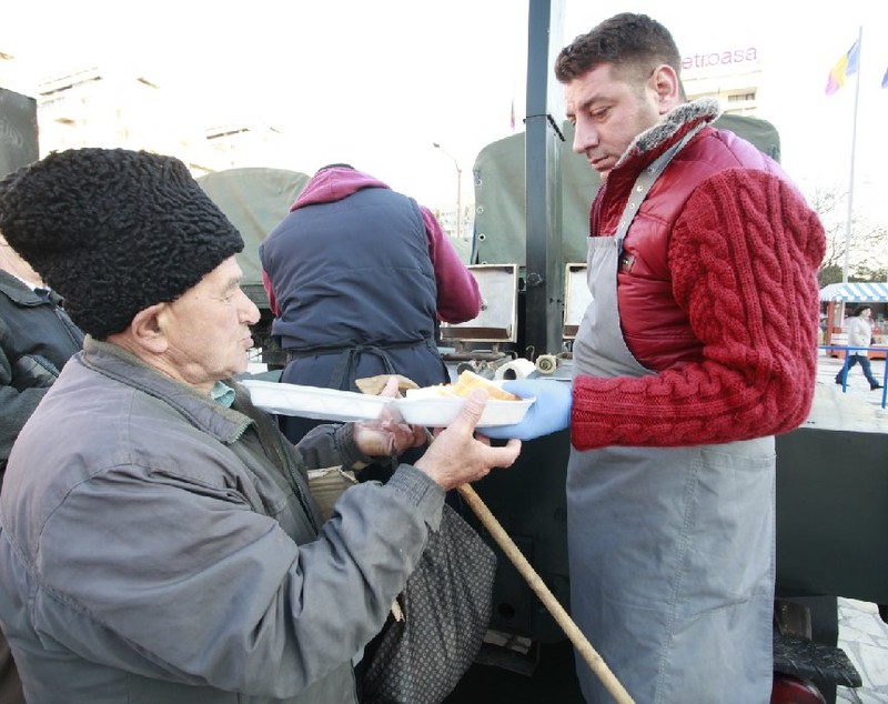 REPORTAJ: Sute de buzoieni au poftit la fasolea cu ciolan gătită în stil cazon de Ziua Armatei. "Bună fasolea, dar cam chioară. Nu prea am găsit ciolanul”- FOTO&VIDEO
