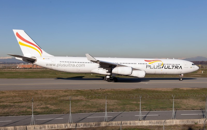 Momentul în care un pasager încearcă să deschidă ușa avionului în timpul zborului, declanșând haosul în cabină