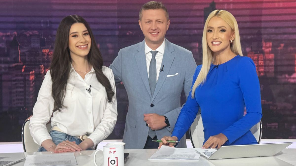 Sabina Pantazi (noua prezentatoare meteo de la Observator 6, la Antena 1), alături de Bogdan Alecsandru și Iuliana Pepene