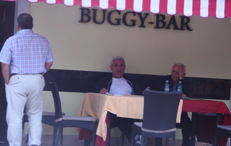 Giovani, liniştit la barul familiei