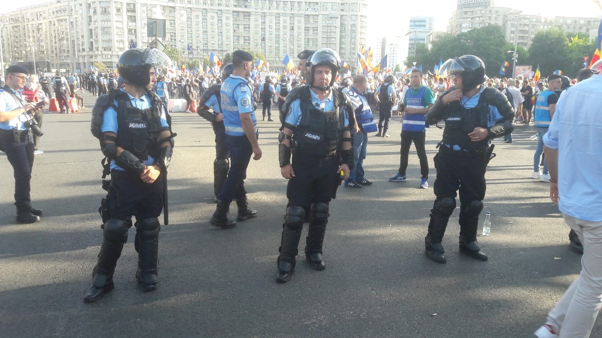 62 de jandarmi spun că au fost agresați la protestul din 10 august. Jandarmi, în Piața Victoriei