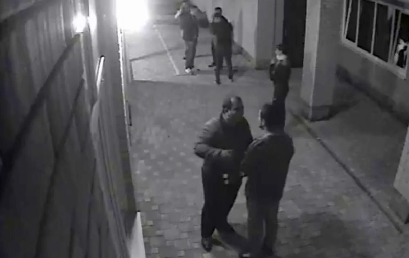 Vor regreta toată viaţa că au hărţuit o femeie într-un bar! Nu ştiau cine este soţul ei | VIDEO