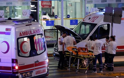 epa05396890 Medics wait for helping wounded people after an suicide bomb attack at Ataturk Airport in Istanbul, Turkey, 28 June 2016. At least 10 people were killed in two separate explosions that hit Ataturk Airport. EPA/SEDAT SUNA