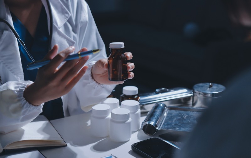 Un medic anestezist s-ar fi drogat cu morfină și alte substanțe furate din farmacia spitalului în care lucra. E acuzat că ar fi făcut asta și în timpul operațiilor