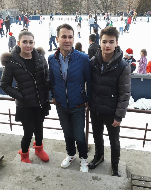 Robert Negoiță, la patinoar, "spectacol" pentru viitorii votanți: a venit, s-a pozat, a plecat!