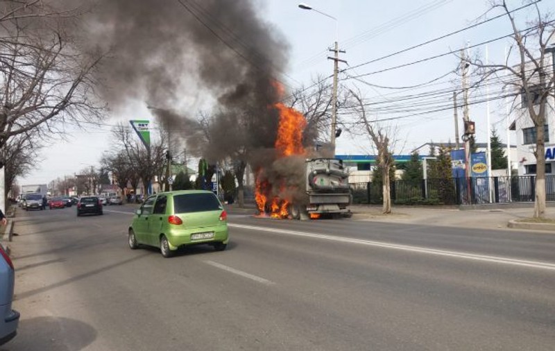 VIDEO | O mașină de la salubritate a luat foc în mijlocul orașului Ploiești