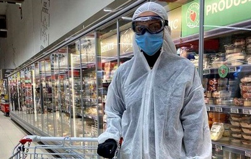 Cristina Șișcanu a ieșit la supermarket echipată corespunzător, împotriva coronavirusului. Vedeta a urmat exemplul modelului Naomi Campbell