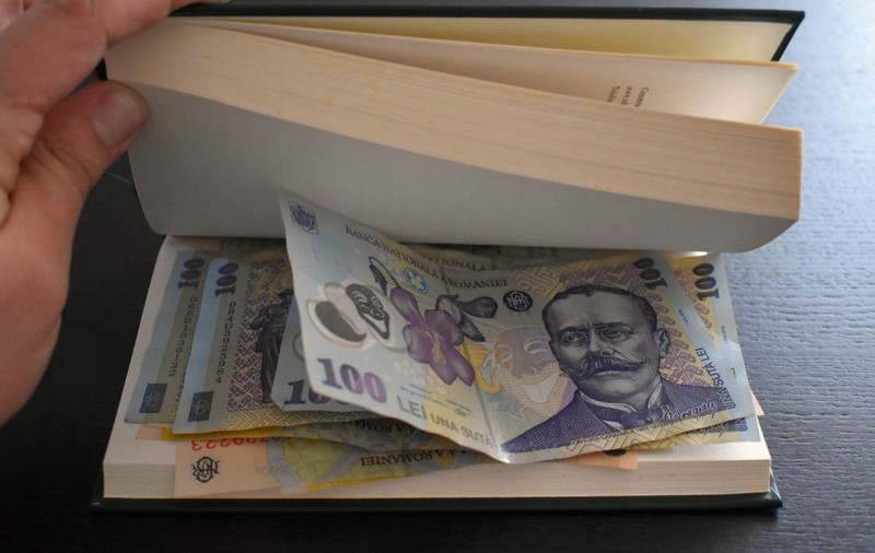 Data la care intră pensiile în august 2026. Calendarul complet al plăților pe card și prin Poșta Română